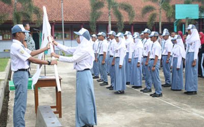 Pelantikan Pengurus OSIS Masa Jabatan 2019/2020 SMKN 1 Punggelan