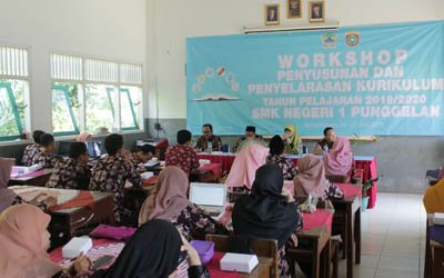 Kegiatan Inhouse Training Penyusunan Kurikulum SMKN 1 Punggelan
