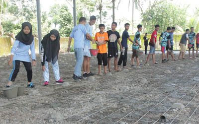 Kegiatan Pengecoran Gor Baru SMKN 1 Punggelan melibatkan siswa secara gotong royong