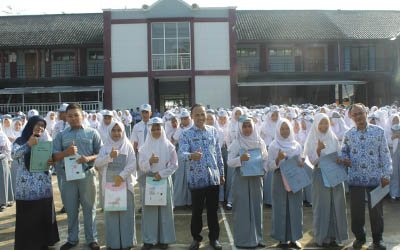 Peraih Nilai Sempurna UN tahun 2019 SMKN 1 Punggelan diberi penghargaan
